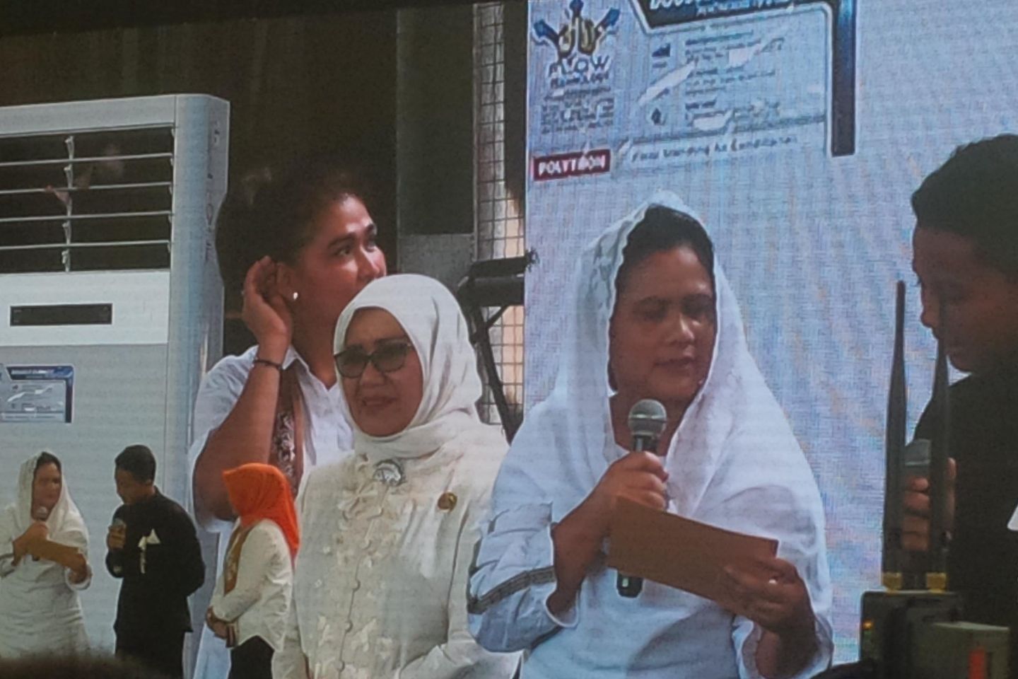 Iriana Joko Widodo Bagikan Ribuan Bibit Buah di Banyuwangi