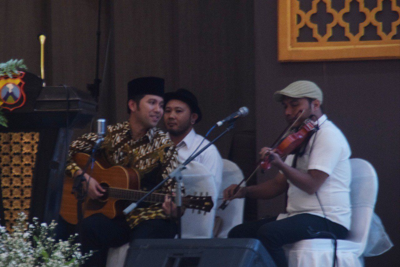 Halalbihalal, Emil Dardak Mainkan Gitar Bawakan Lagu Ebiet G Ade