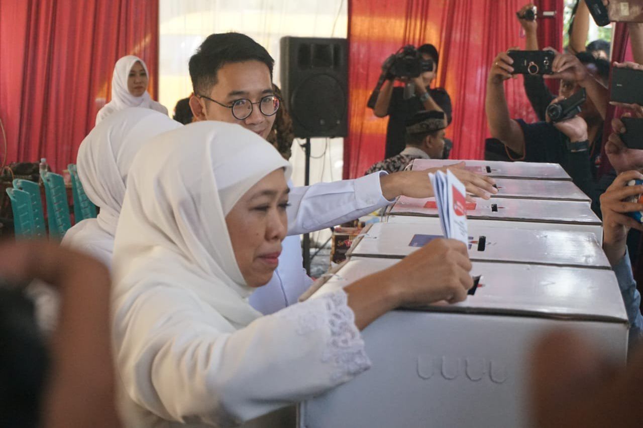 Pakai Setelan Putih, Khofifah Mencoblos di TPS 38 Jemursari