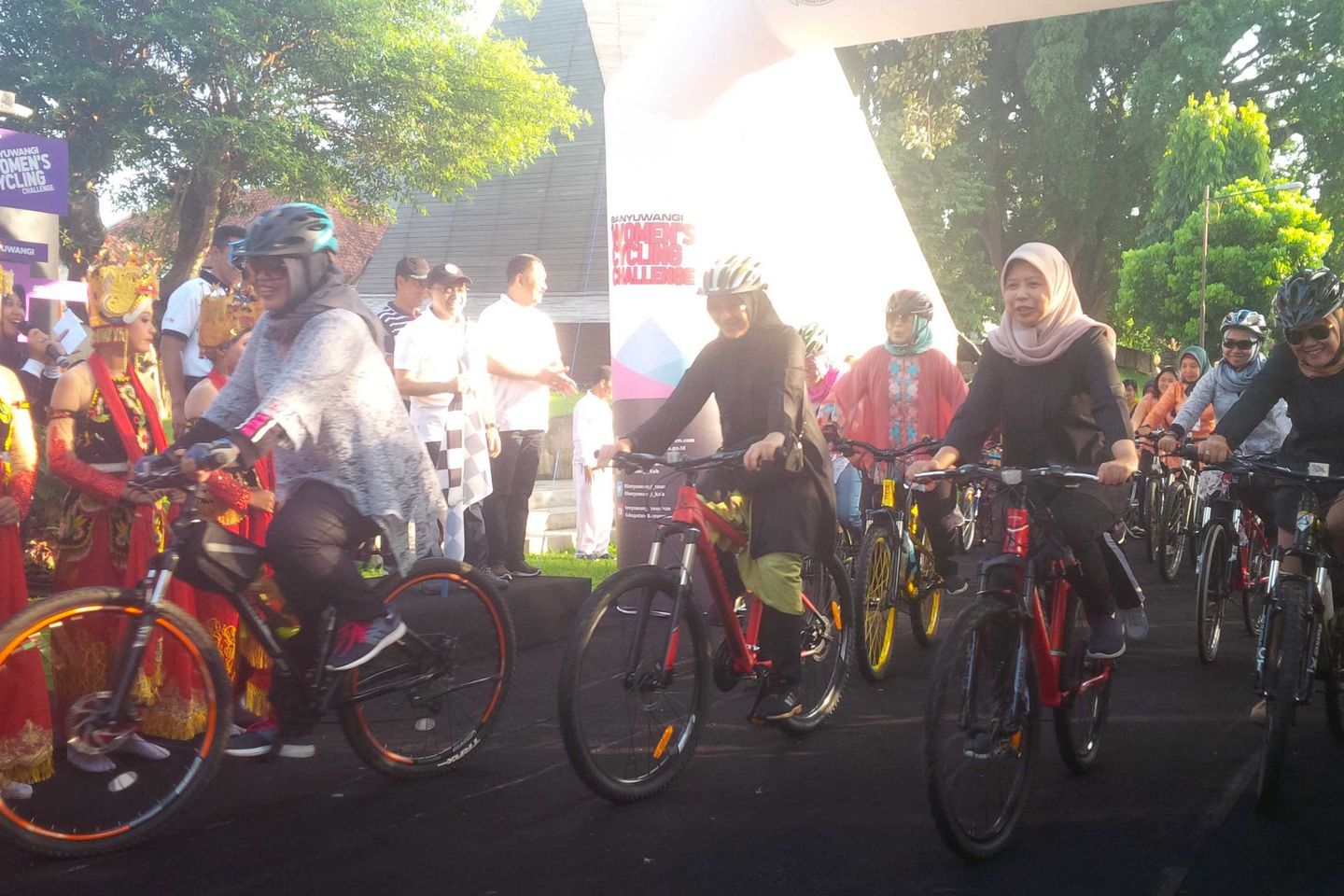 Dua Ratusan Perempuan Berkebaya di Banyuwangi Ramaikan Balap Sepeda