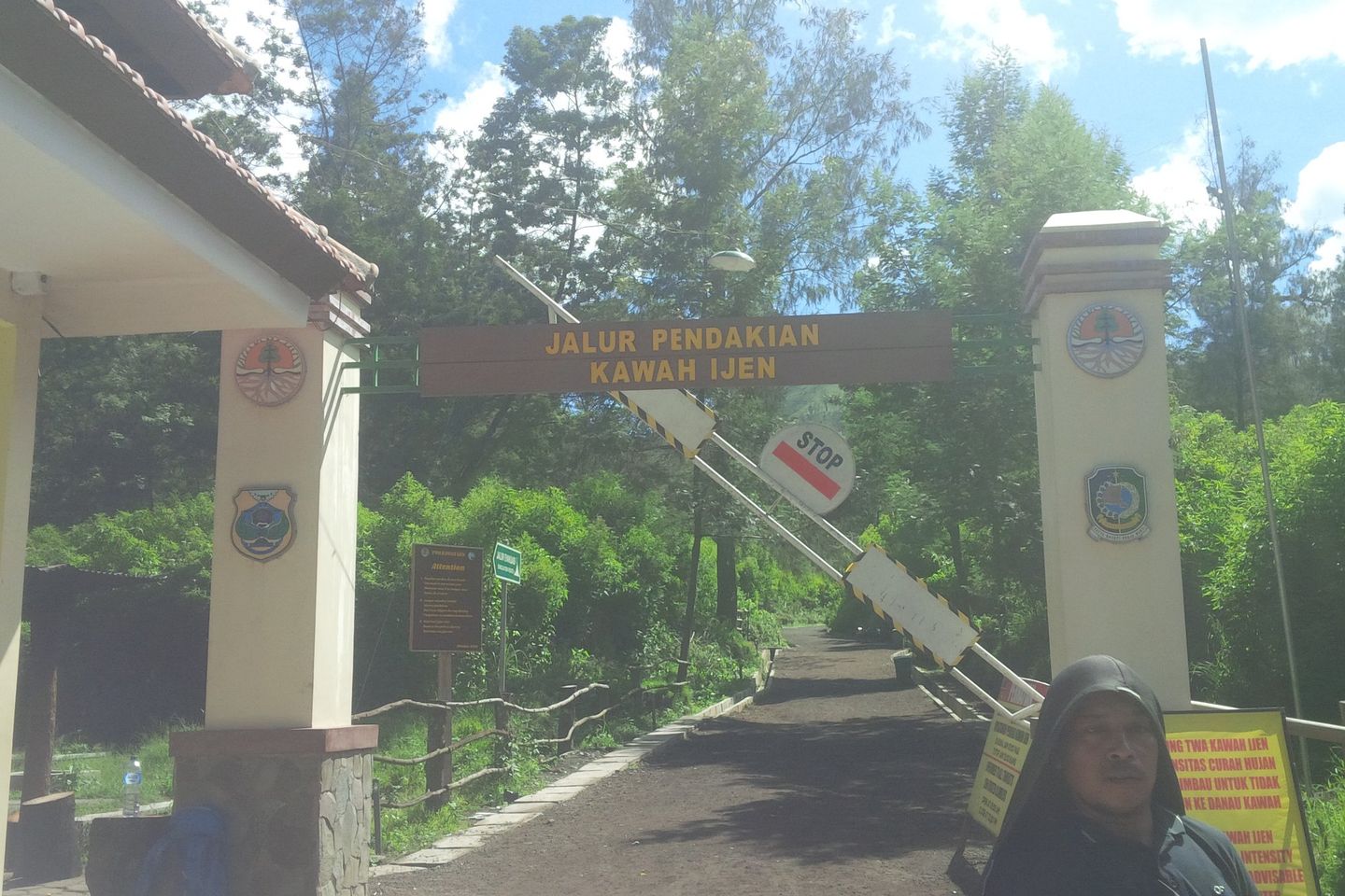 Muncul Gelembung Gas, Radius 1 Km Kawah Ijen Ditutup 