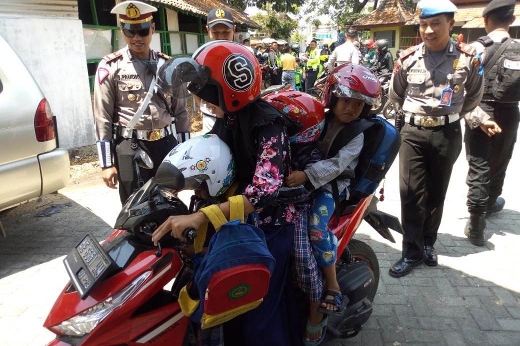 Polisi Ponorogo Bagikan Helm Anak untuk Pengendara Motor