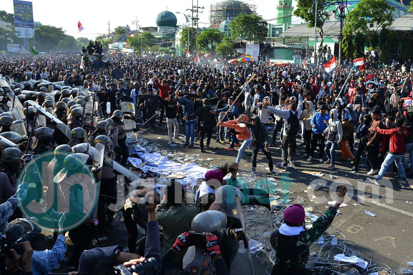 MELAWAN. Sejumlah mahasiswa di Surabaya yang melakukan aksi di depan Gedung DPRD Provinsi Jawa Timur melakukan perlawanan terhadap aparat Kepolisian dan TNI.