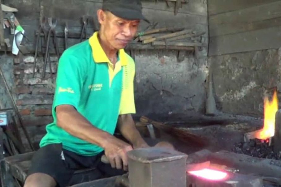 Jelang Kurban, Pandai Besi di Gresik Kebanjiran Pesanan
