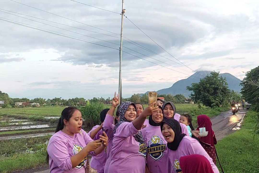 Fenomena Awan Lentikularis Terlihat di Mojokerto dan Pasuruan, Warga Antusias Berswafoto