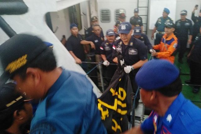 Tiga Korban Kebakaran KM Santika Nusantara yang Meninggal Tiba di Tanjung Perak