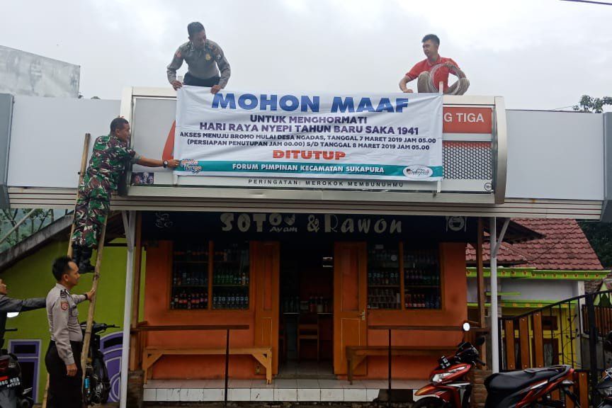 Muspika Pasang Banner Penutupan Jalur Bromo Jelang Nyepi