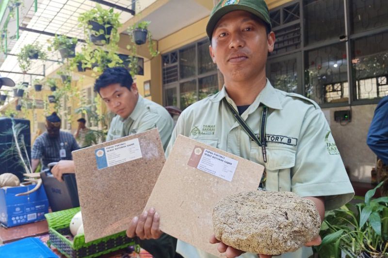 Taman Safari Kenalkan Papan Partikel dari Kotoran Gajah di SMAN 18 Surabaya
