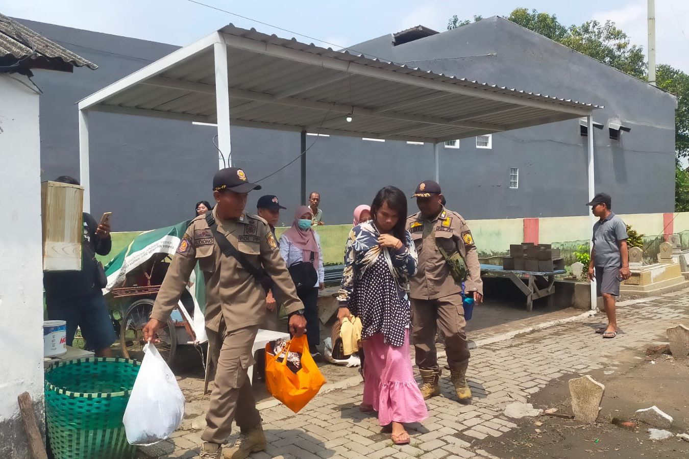 Satpol PP Kabupaten Mojokerto Amankan ODGJ di Pemakaman Lespadangan