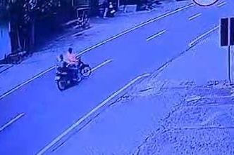 Menyeberang Kurang Hati-Hati, Motor Penjual Tape Ditabrak Pemotor Lain