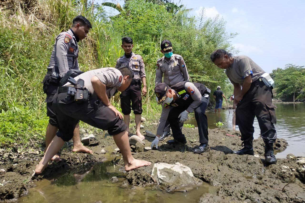 Cari Kerangka Manusia, Polisi Mojokerto Sisir Sungai Brantas
