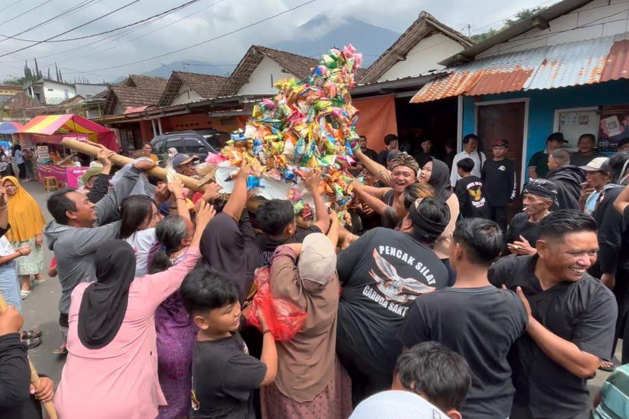 Tradisi Ruwahan, Warga Dusun Pacet Barat Rebutan Gunungan Hasil Bumi 