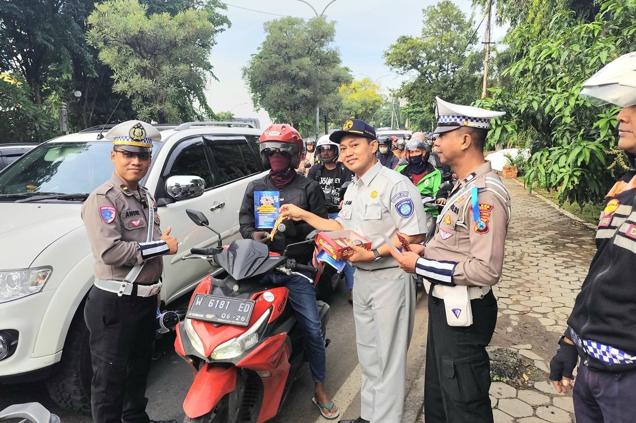 Bagikan Cokelat, Satlantas Polres Gresik Kampanyekan Keselamatan Berlalu Lintas 