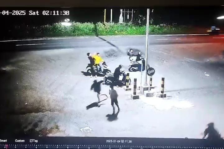 Viral, Video Pembegalan Motor oleh Sekelompok Pemuda Mengenakan Pedang di Mojokerto