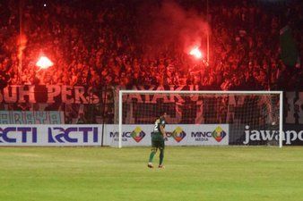 Menyalakan <em>Flare</em> di Sleman, Persebaya Kena Denda Lagi Rp 100 Juta