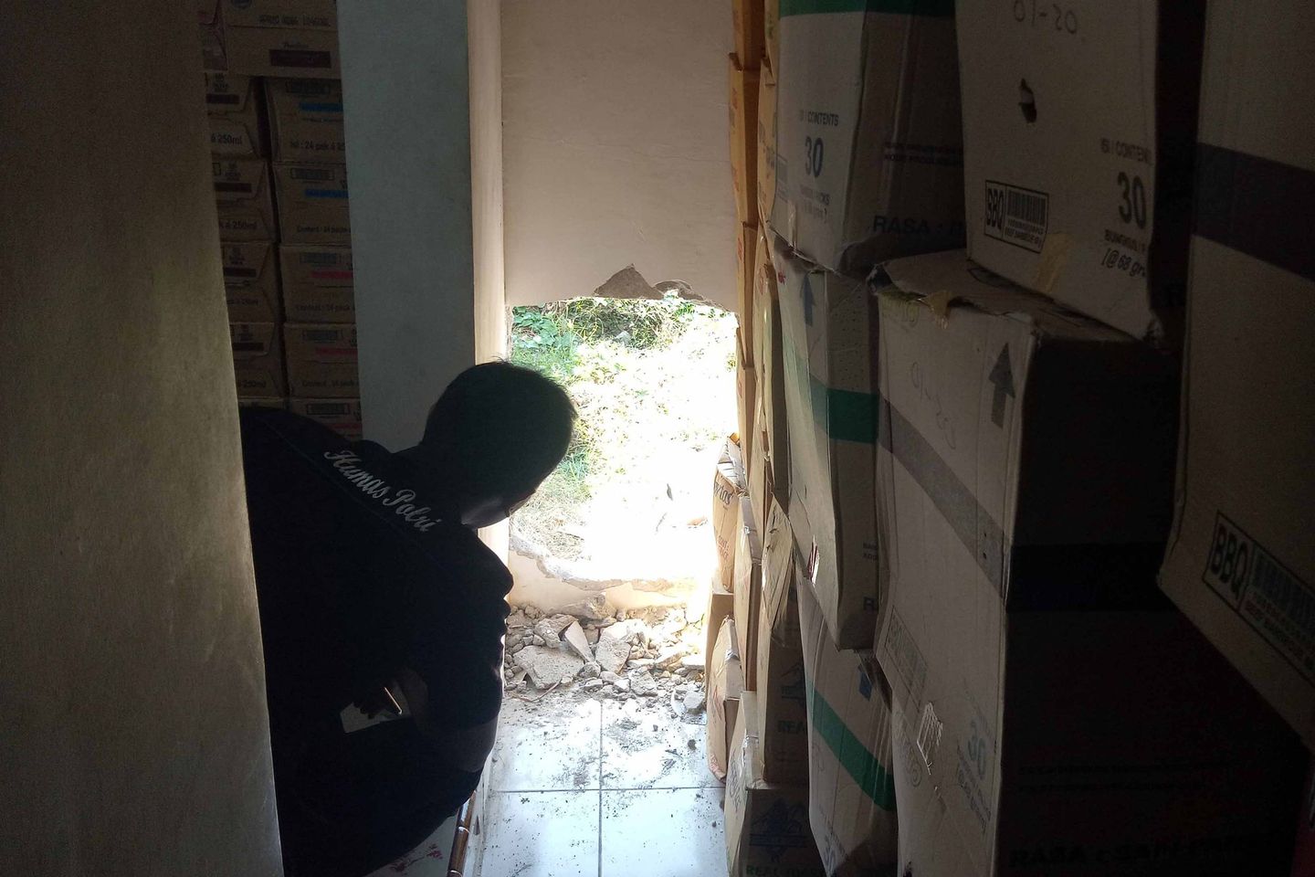 Jebol Tembok, Pencuri Ini Ambil Rokok dan Susu Balita di Alfamart