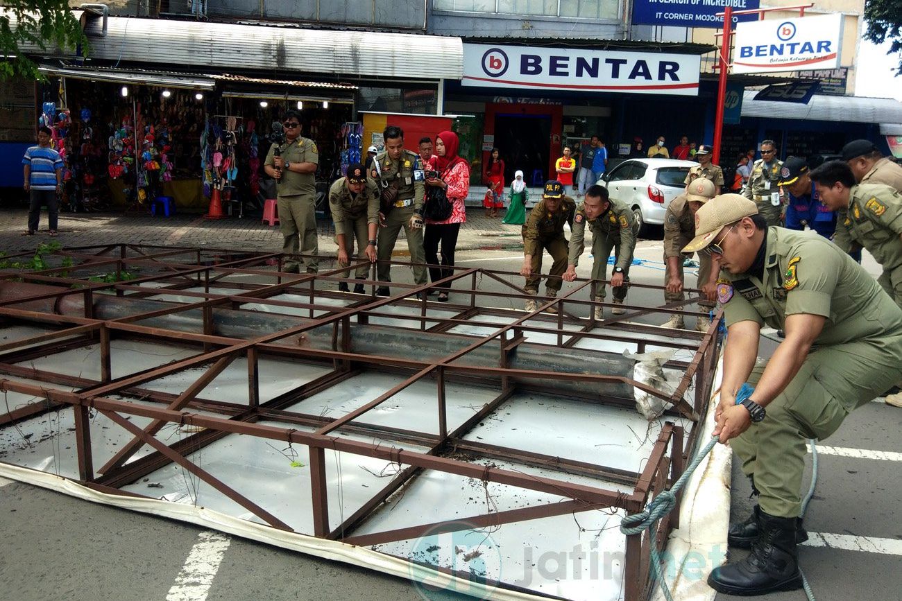 Enam Titik Reklame Ditertibkan Pemkot Mojokerto Lantaran Langgar Perda