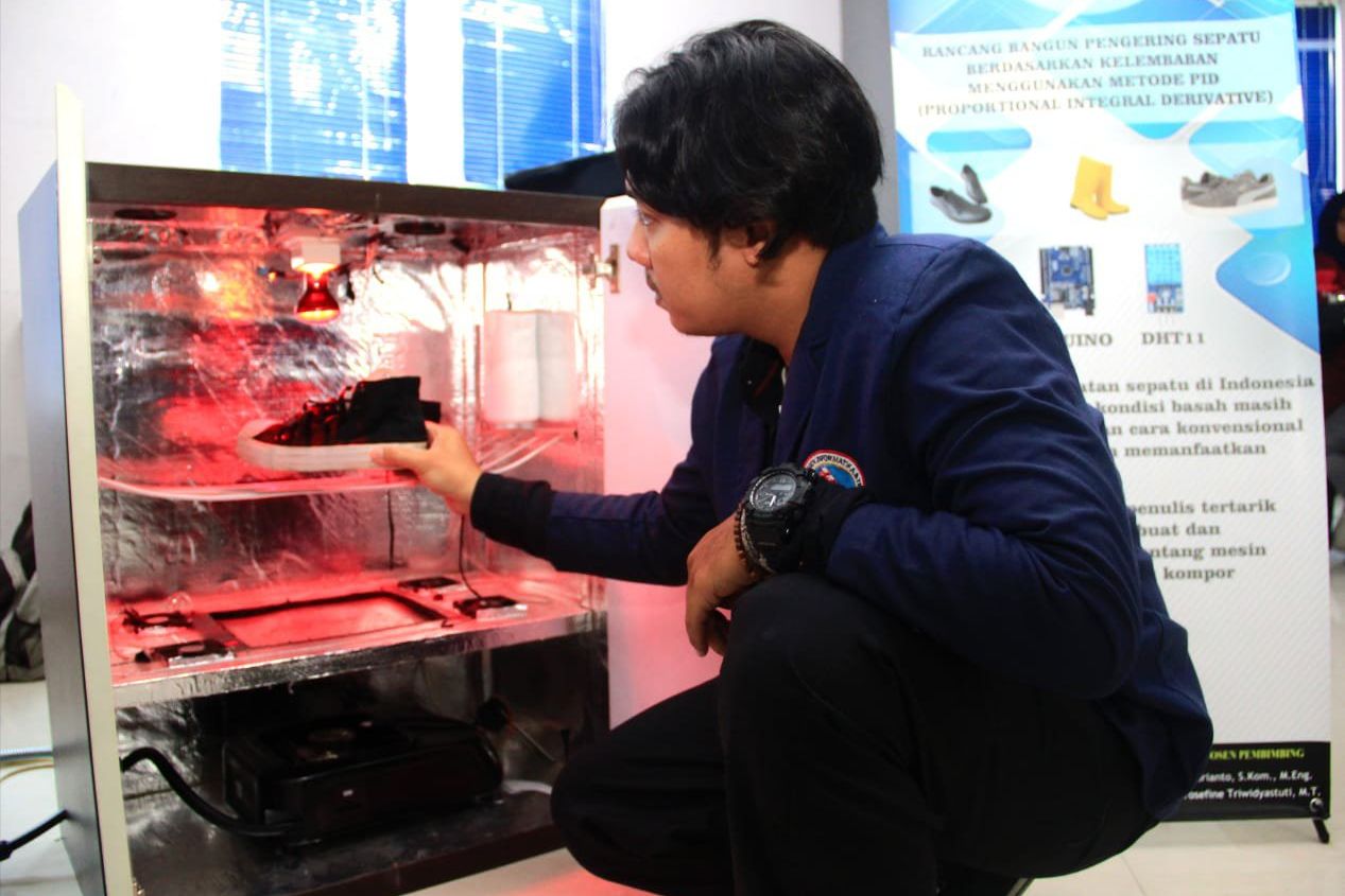 Mahasiswa Stikom Bikin Alat Pengering Sepatu Kilat Bertenaga Gas