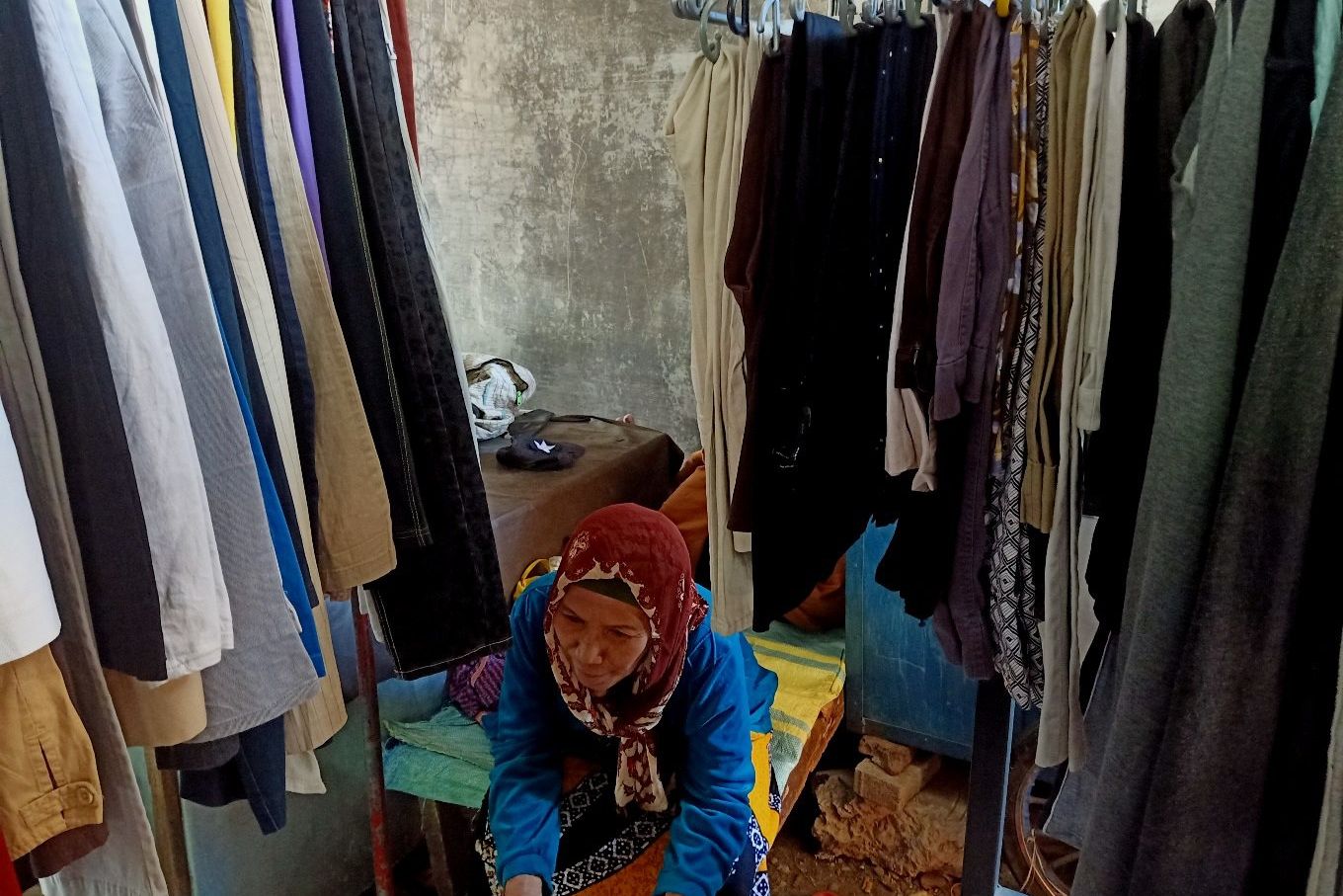 Pedagang Gembong Keluhkan Larangan Berjualan Pakaian Bekas Impor
