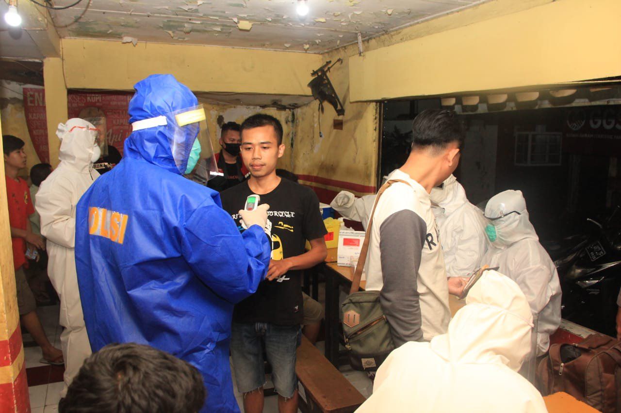 Gugus Tugas Covid-19 Jatim Lakukan <em>Rapid Test</em> Pengunjung Cafe