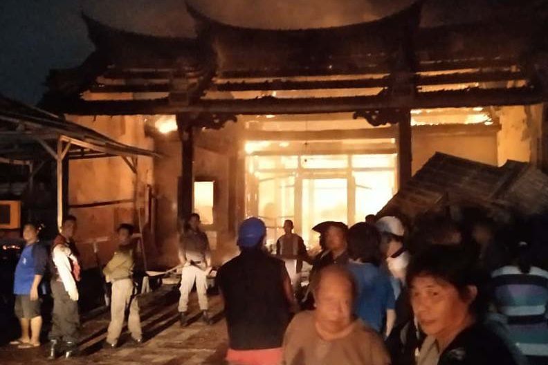 Klenteng Tri Dharma Sumber Naga Probolinggo Terbakar