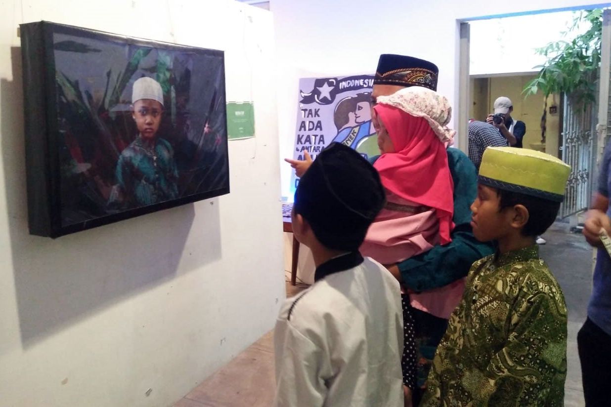 Stikom Pamerkan Foto-foto Humanis Karya Anak Panti Asuhan