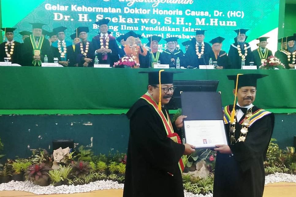 Ditolak Mahasiswa, UIN Surabaya Tetap Gelari Doktor untuk Soekarwo