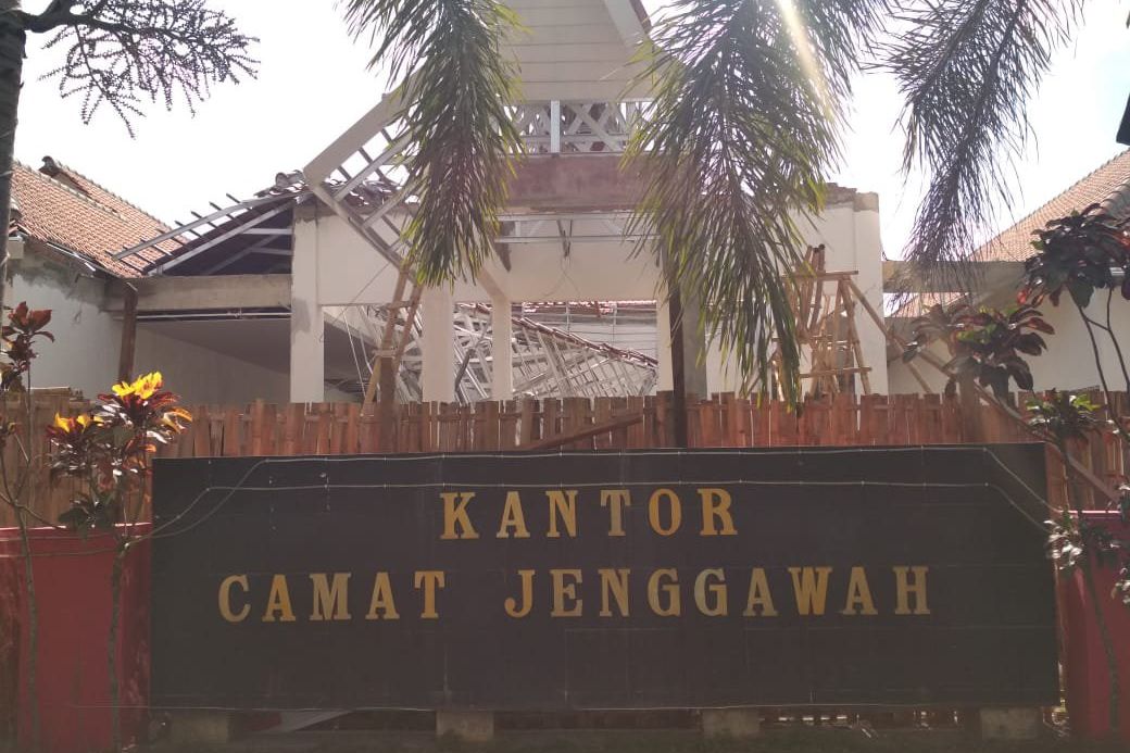 Atap Kantor Camat Jenggawah Ambrol, Seorang Pekerja Jember Luka-luka