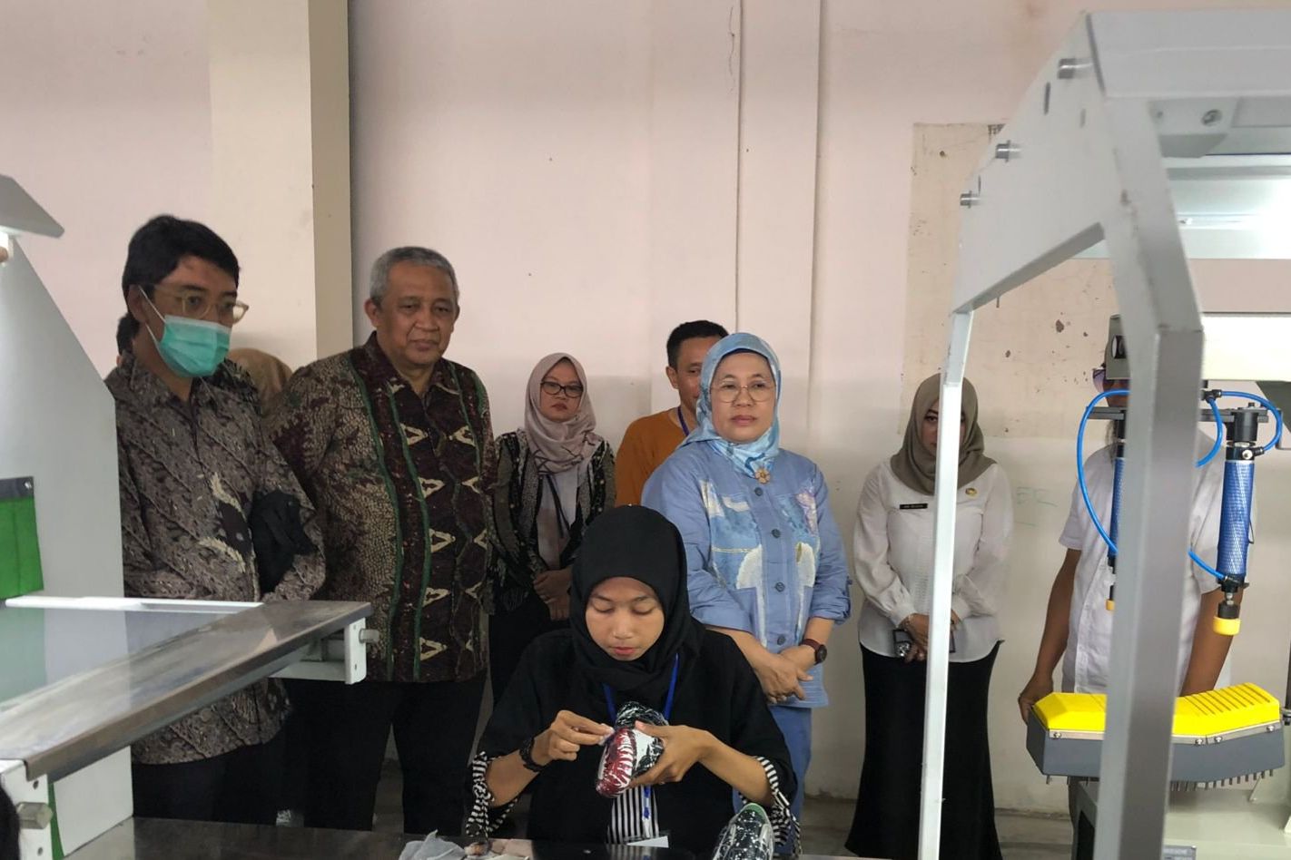 Kunjungi Sentra Alas Kaki Kota Mojokerto, Dirjen IKMA Kemenperin Cek Bantuan Mesin Perajin Sepatu