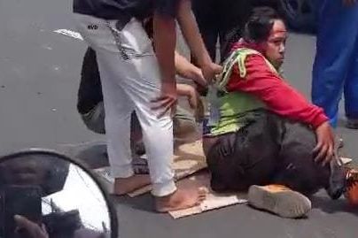 Sukarelawan Pengatur Lalu Lintas di Mojokerto Terluka Parah Tertabrak Mobil