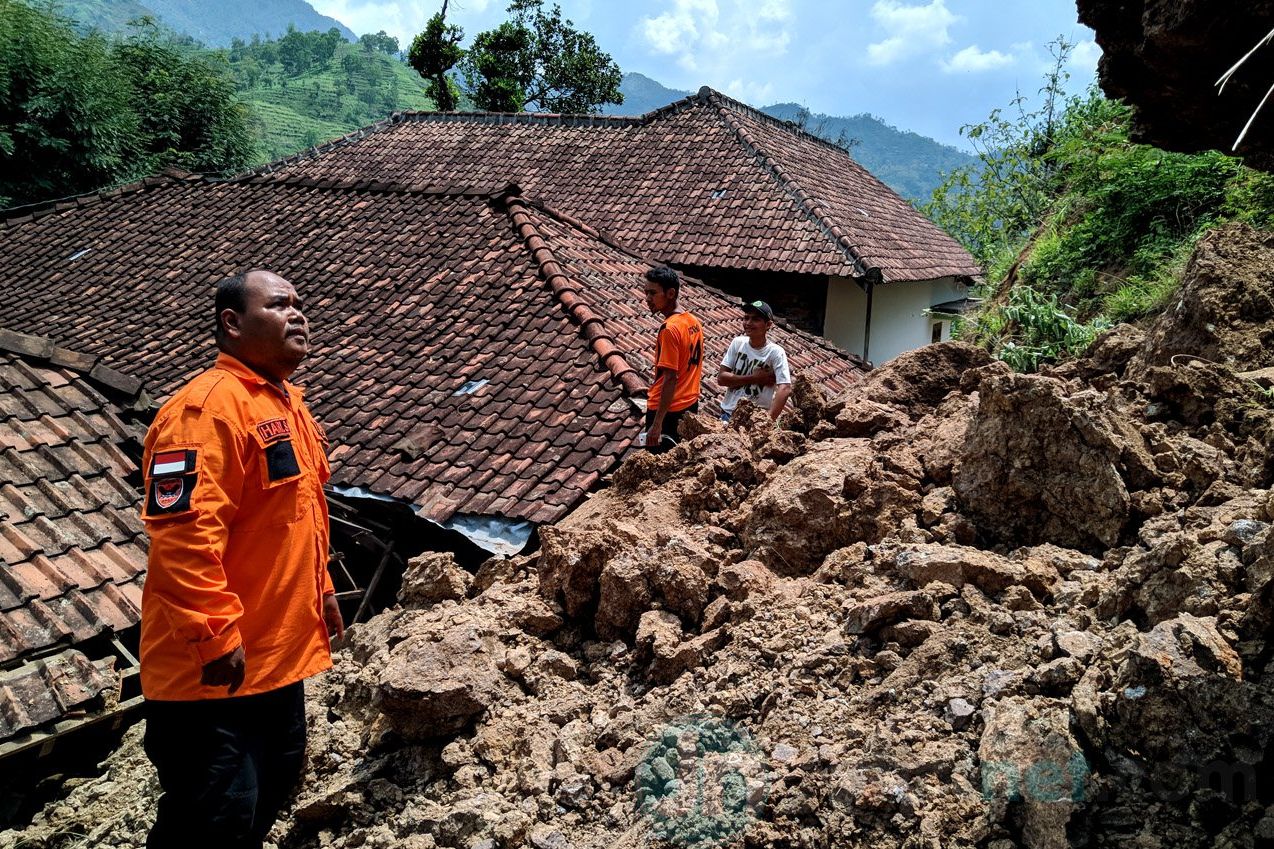 Tebing Longsor Rusakkan Kandang Ternak dan Rumah Warga Ponorogo