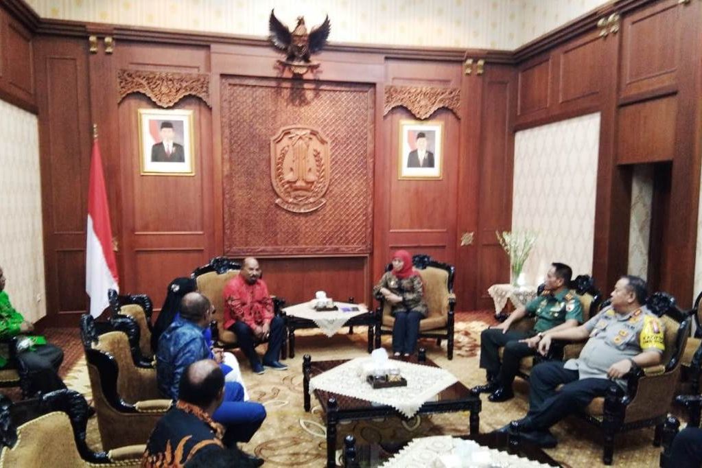 Jalin Komunikasi Soal Papua, Lukas Enembe Gelar Pertemuan dengan Khofifah