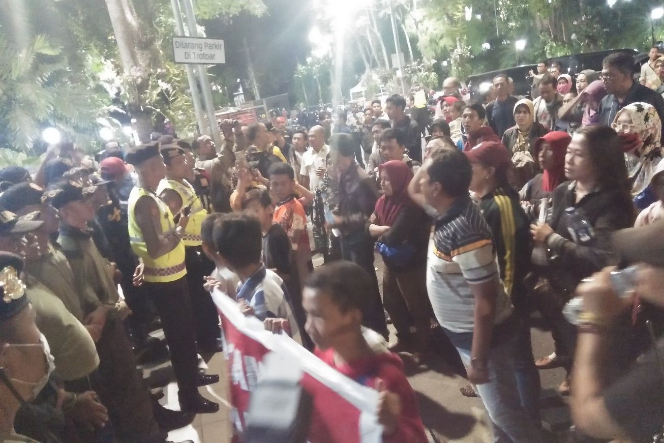 Wali Murid Geruduk Rumah Dinas Risma