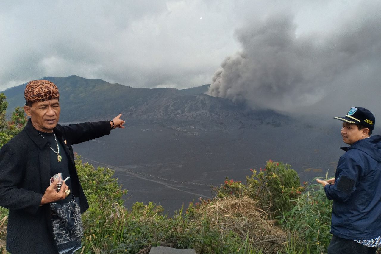 Gempa Subduksi Sebabkan Bromo Semburkan Asap Gelap