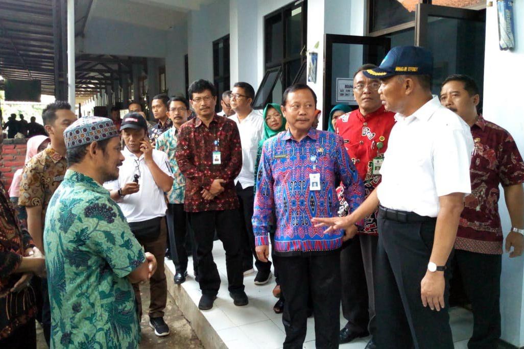 Kunjungi Sekolah yang Terdampak Banjir, Mendikbud Salahkan Pengelola