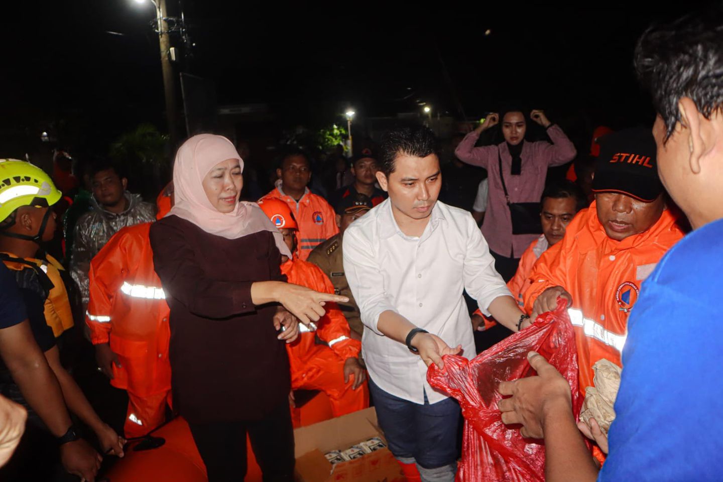 Gus Barra dan Khofifah Bantu Makanan dan Tikar ke Korban Banjir Mojokerto