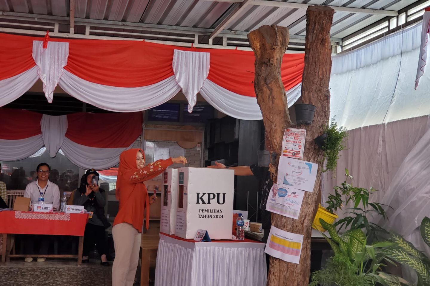 Ning Ita Nyoblos Siang, Junaedi Disambut Haru Warga di Pilkada Kota Mojokerto