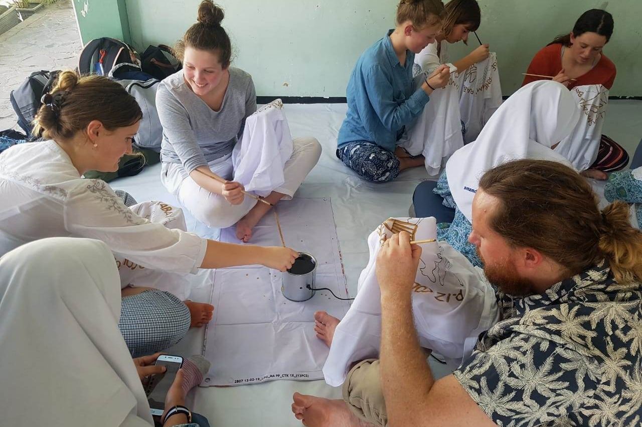 Guru dan Pelajar Australia Belajar Batik di Smamda