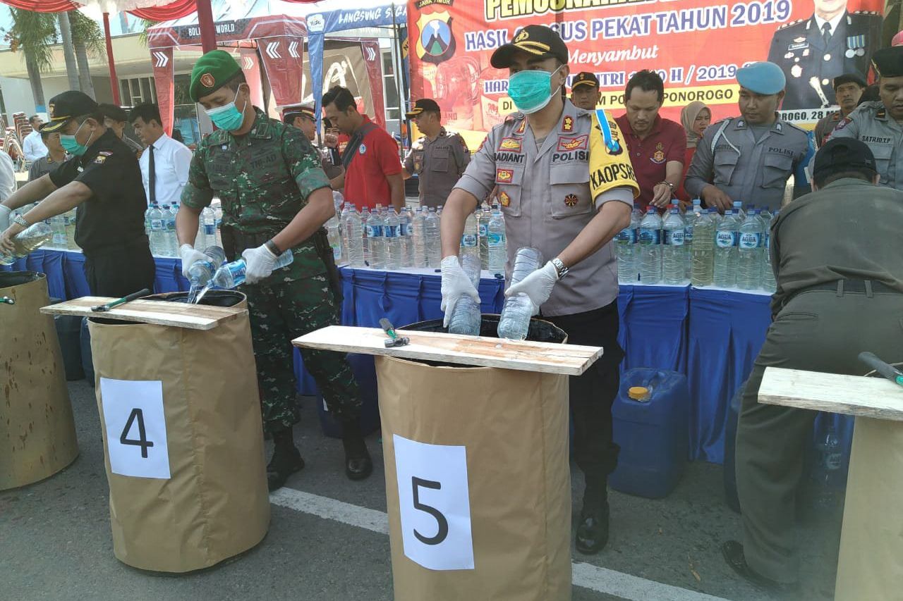 Operasi Pekat, Polres Ponorogo Musnahkan 900 Liter Arak Jawa