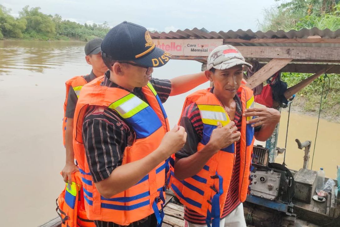 Arus Bengawan Solo Deras, Dishub Imbau Nahkoda dan Penumpang Perahu Pakai Pelampung