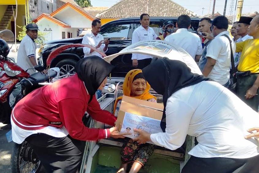 Dinsos Situbondo Berikan Bantuan Sembako untuk 195 Lansia