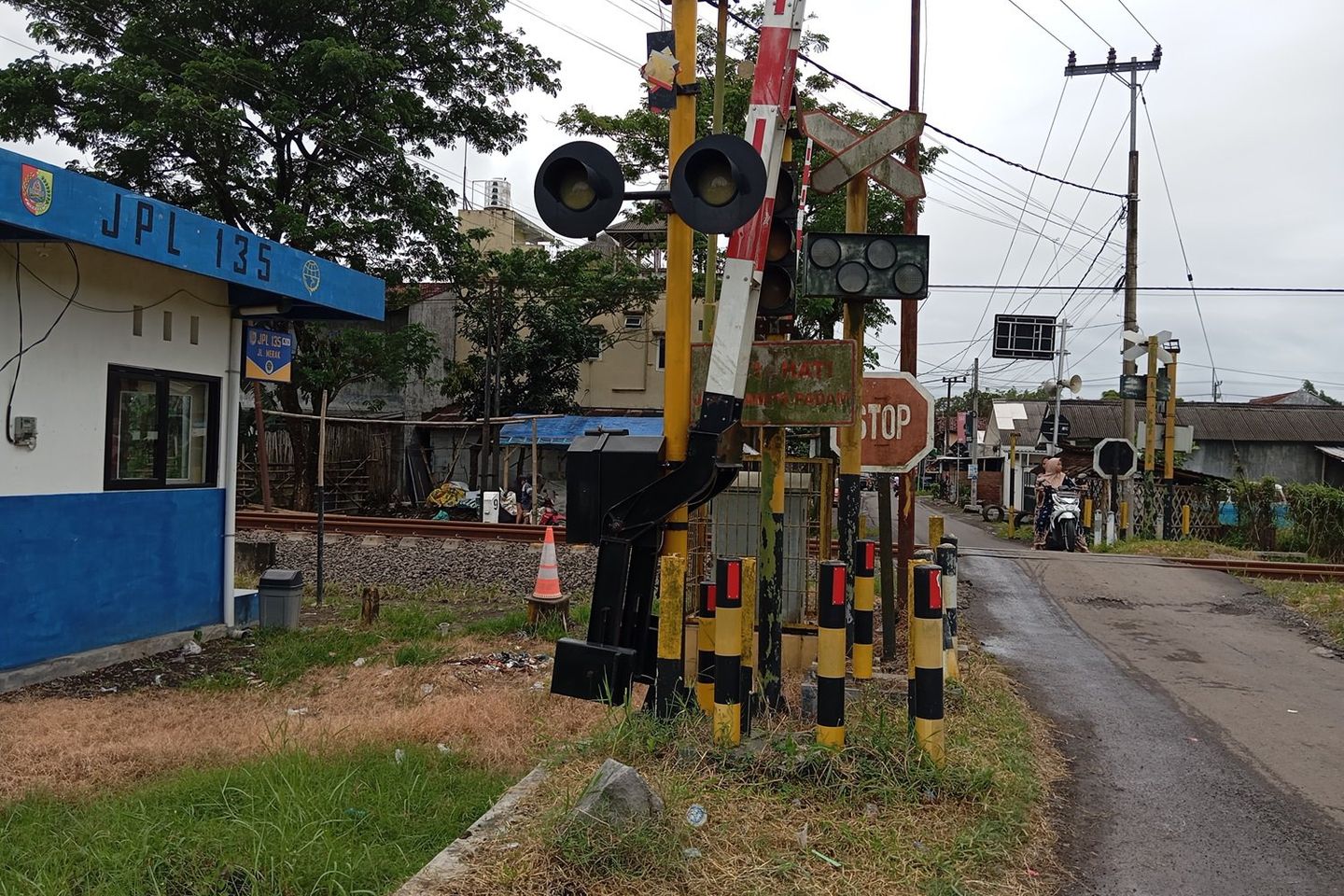 Efisiensi Anggaran, Pemkab Jember Kurangi Tenaga Honorer Penjaga Perlintasan Kereta Api 