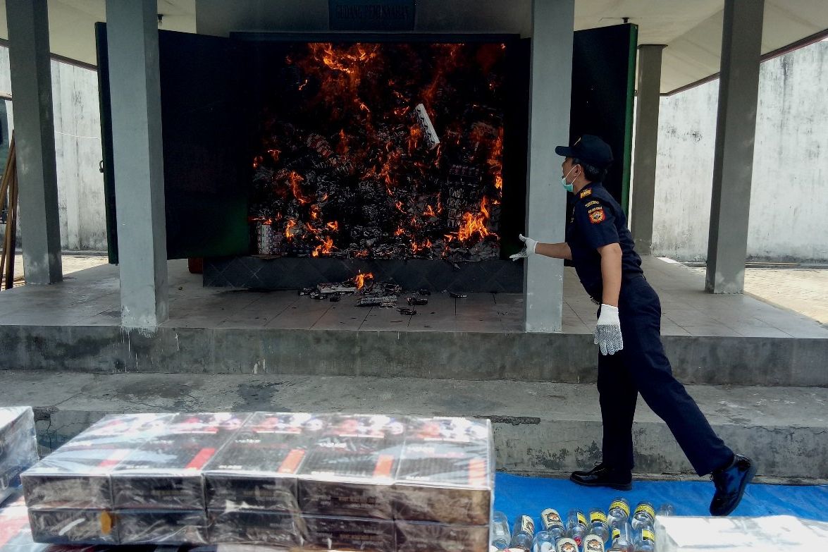 Bea Cukai Blitar Musnahkan 812.385 Batang Rokok Ilegal dan Ratusan Botol Miras