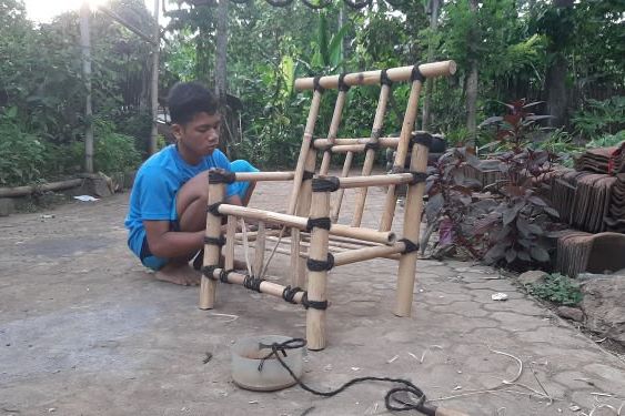 Pelajar Banyuwangi Ciptakan Kursi di Tengah Pandemi Corona