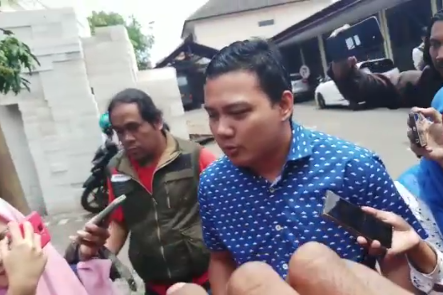 Wartawan Dicegah Tanya Risma Soal Anaknya yang Diperiksa Polda