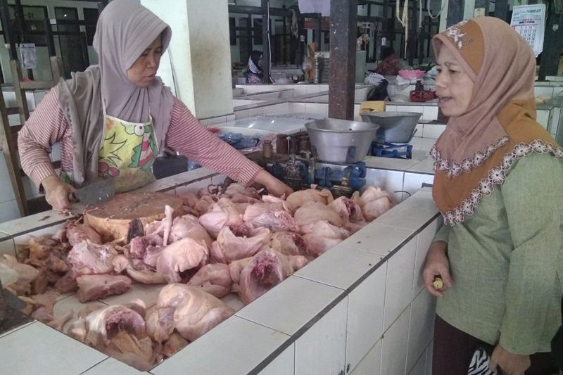 Harga Anjlok, Penjual Daging Ayam Madiun <em>Bonusi </em>Pembeli