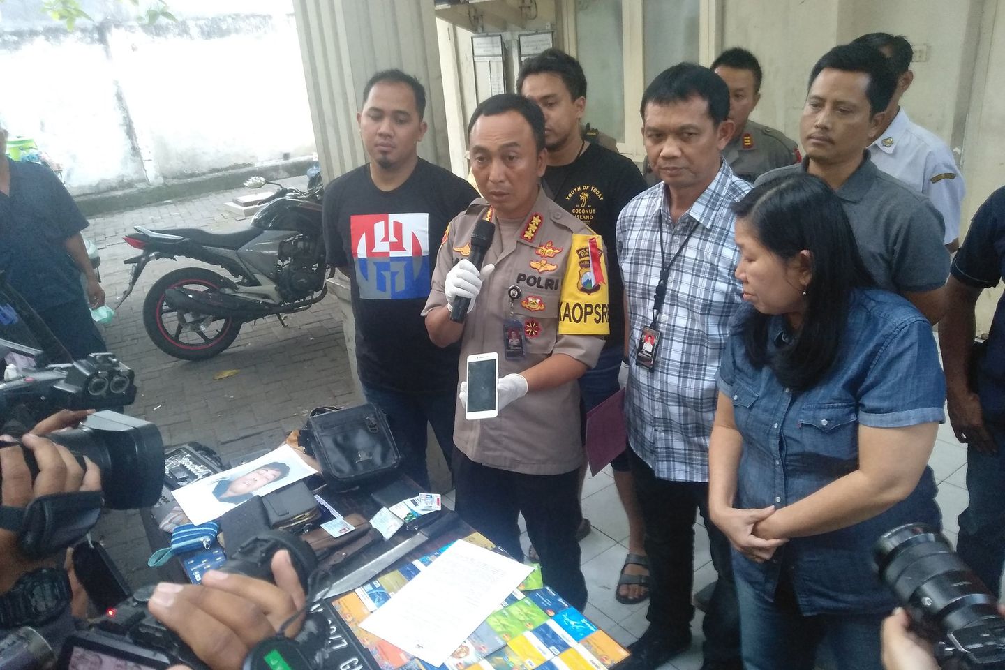 Polisi Serahkan HP dan Dompet Korban Jambret