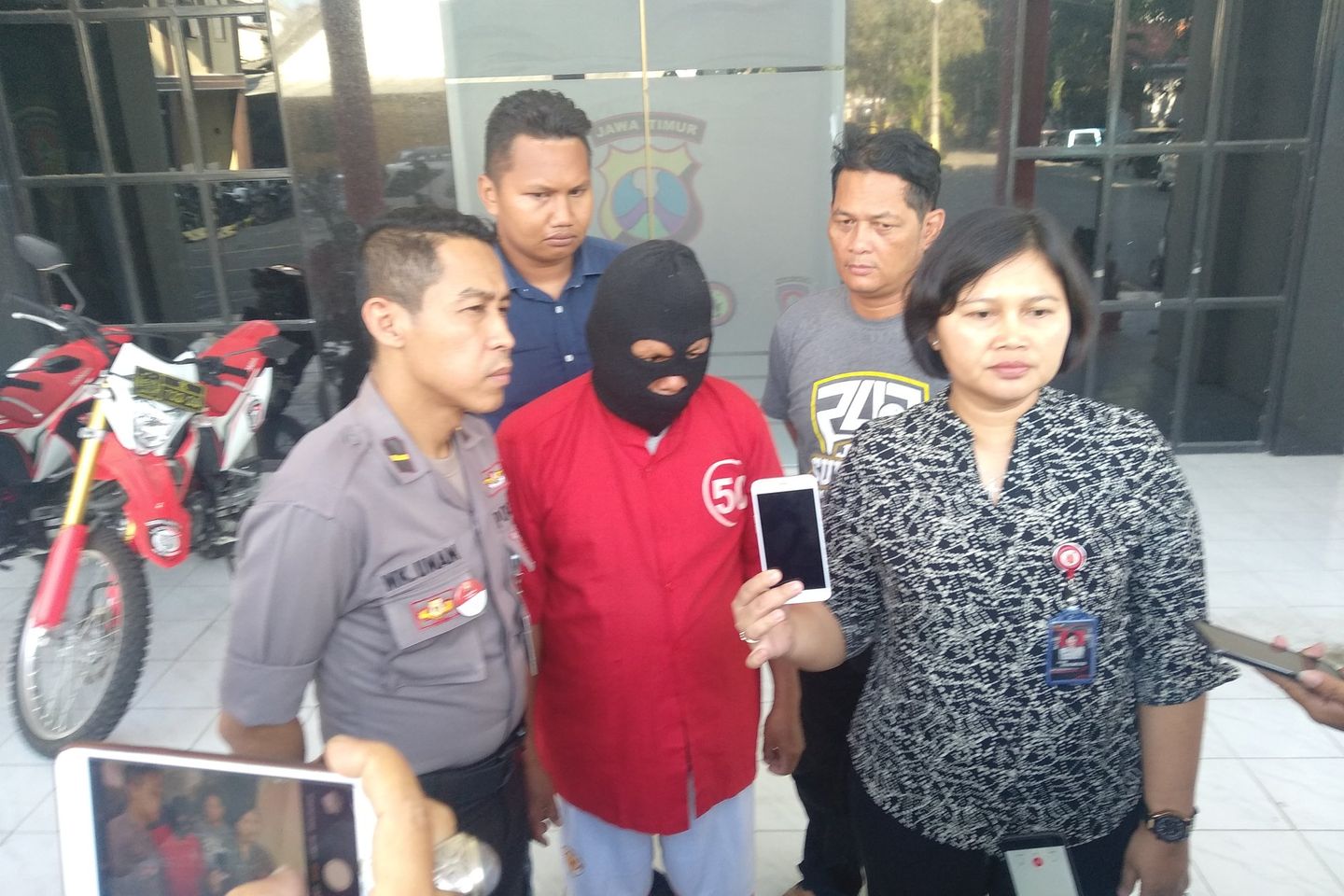Pelaku Cabuli Anaknya di Hadapan Istri