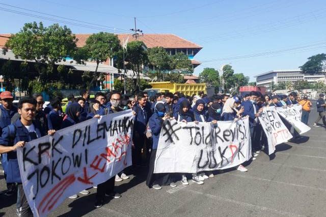 Tolak Revisi UU KPK, Mahasiswa Unair Demo di DPRD Jatim
