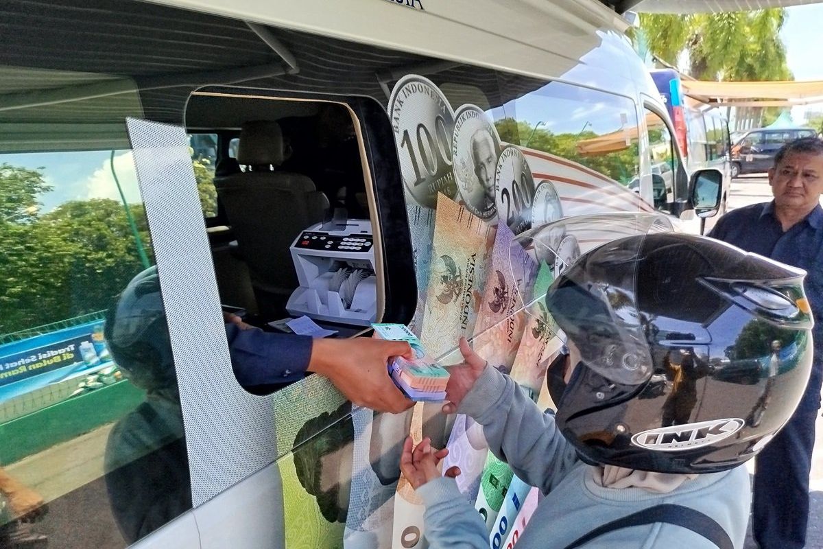 Wanita Ini Rela Tempuh Jarak 25 Kilometer Tukar Uang Baru untuk Lebaran